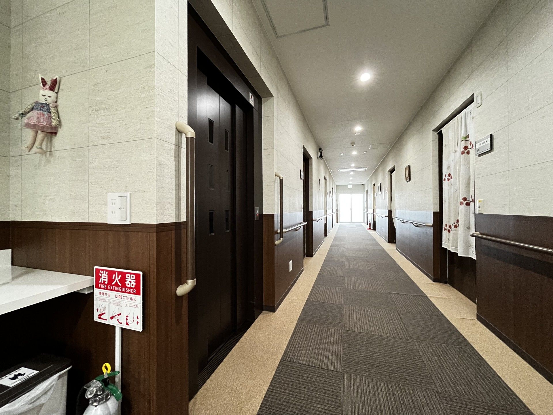 長い廊下とエレベーター