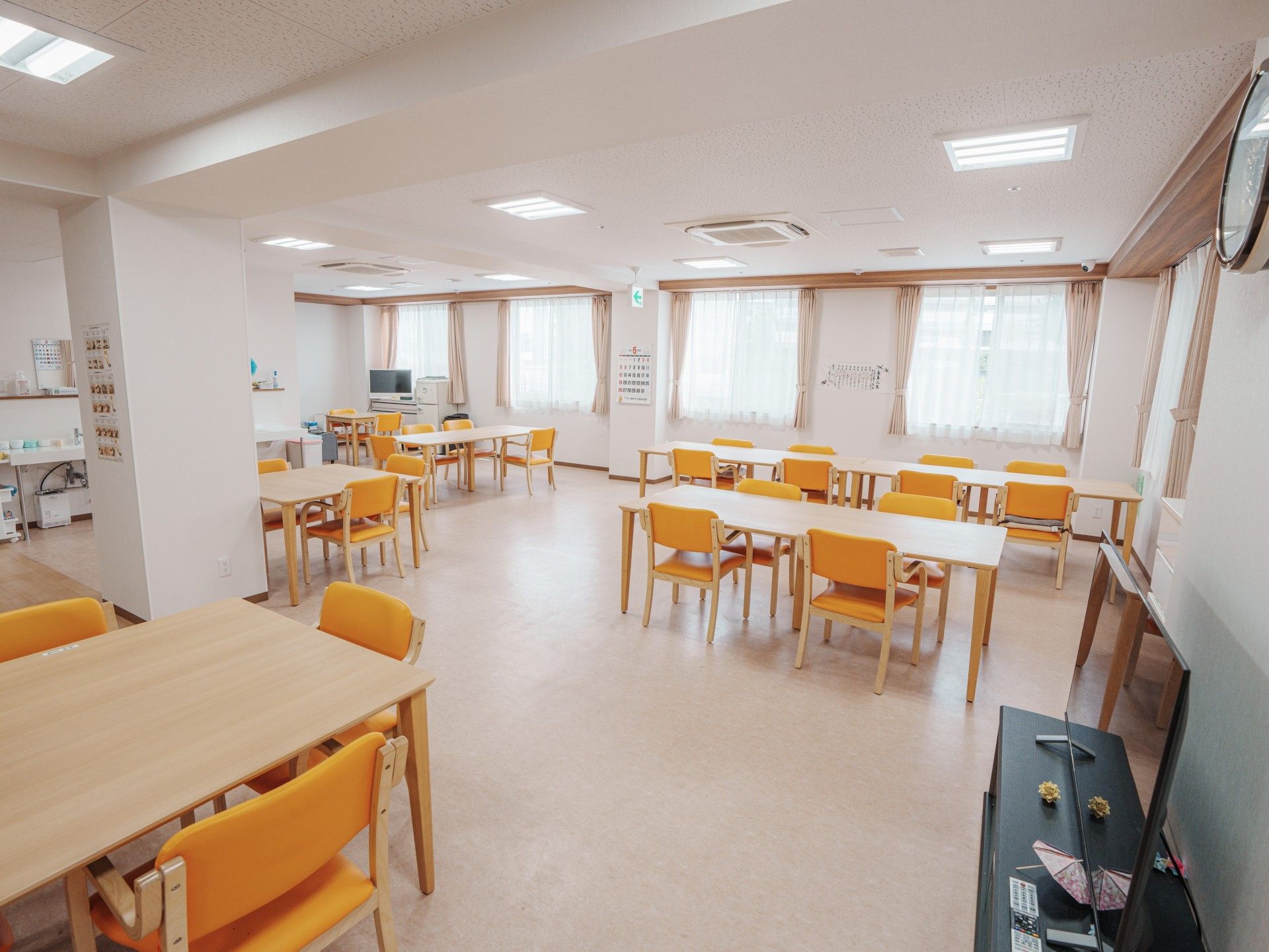明るく広々とした食堂