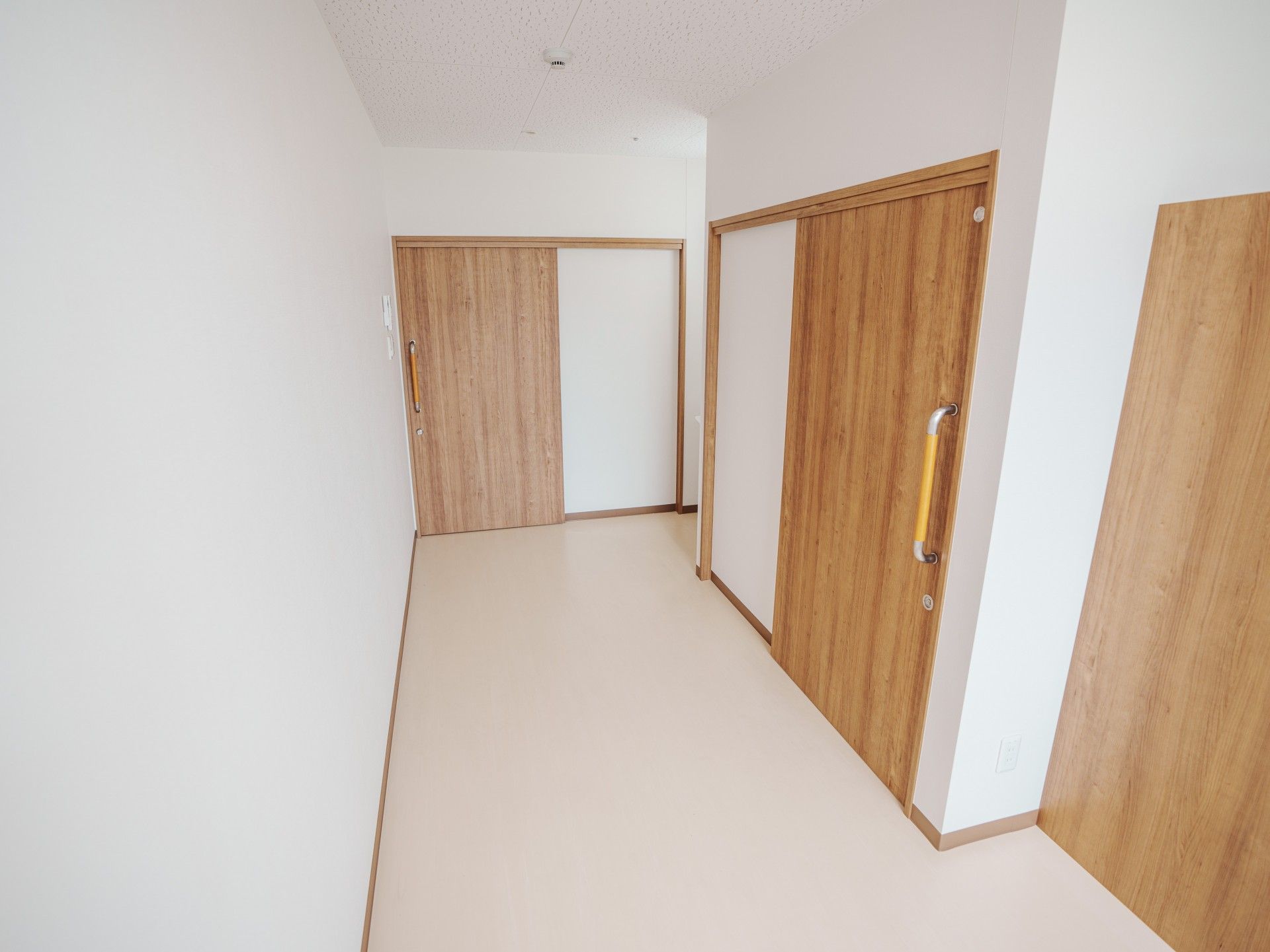 広々とした明るい廊下