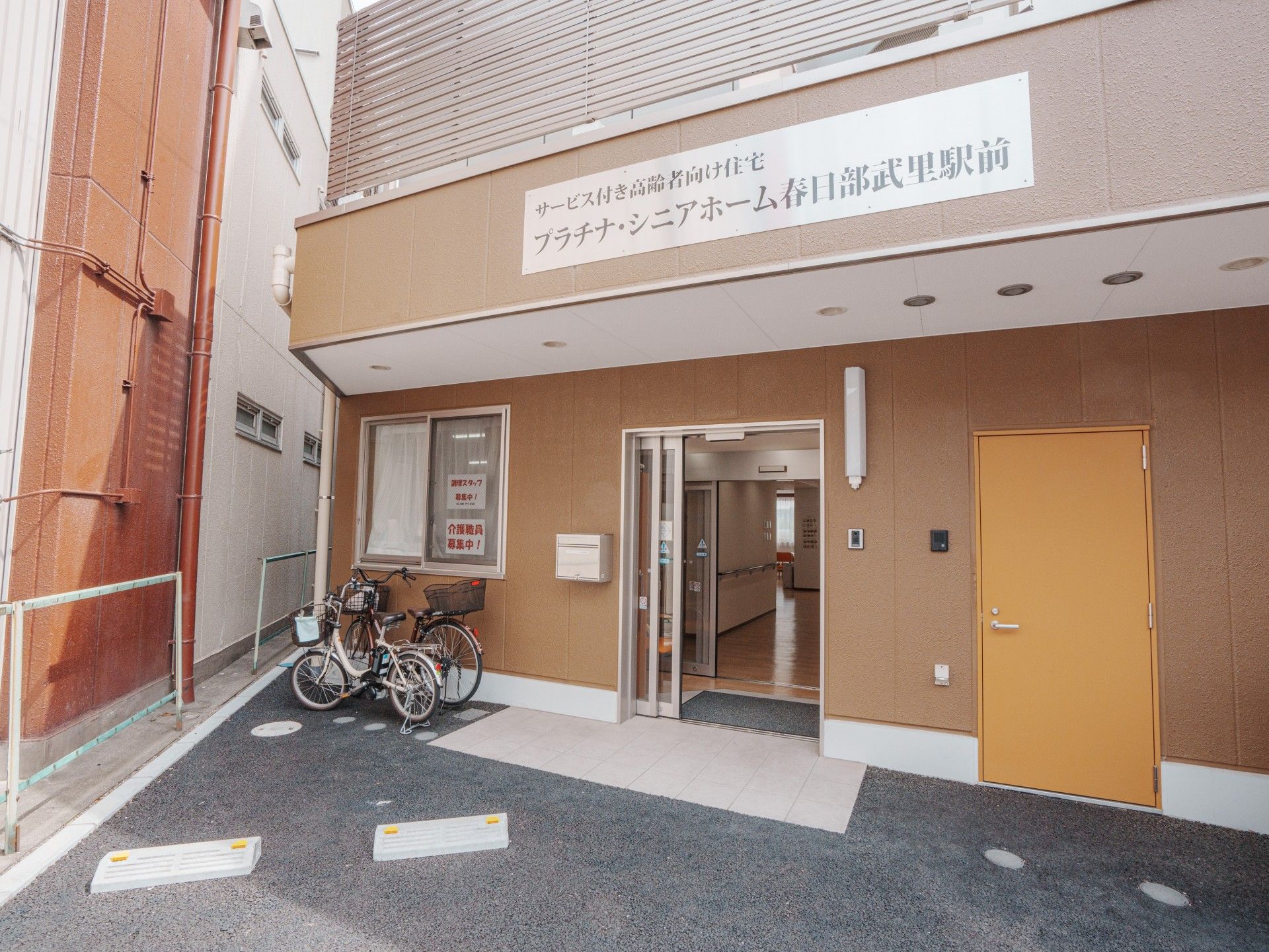 入り口が広い建物のエントランス