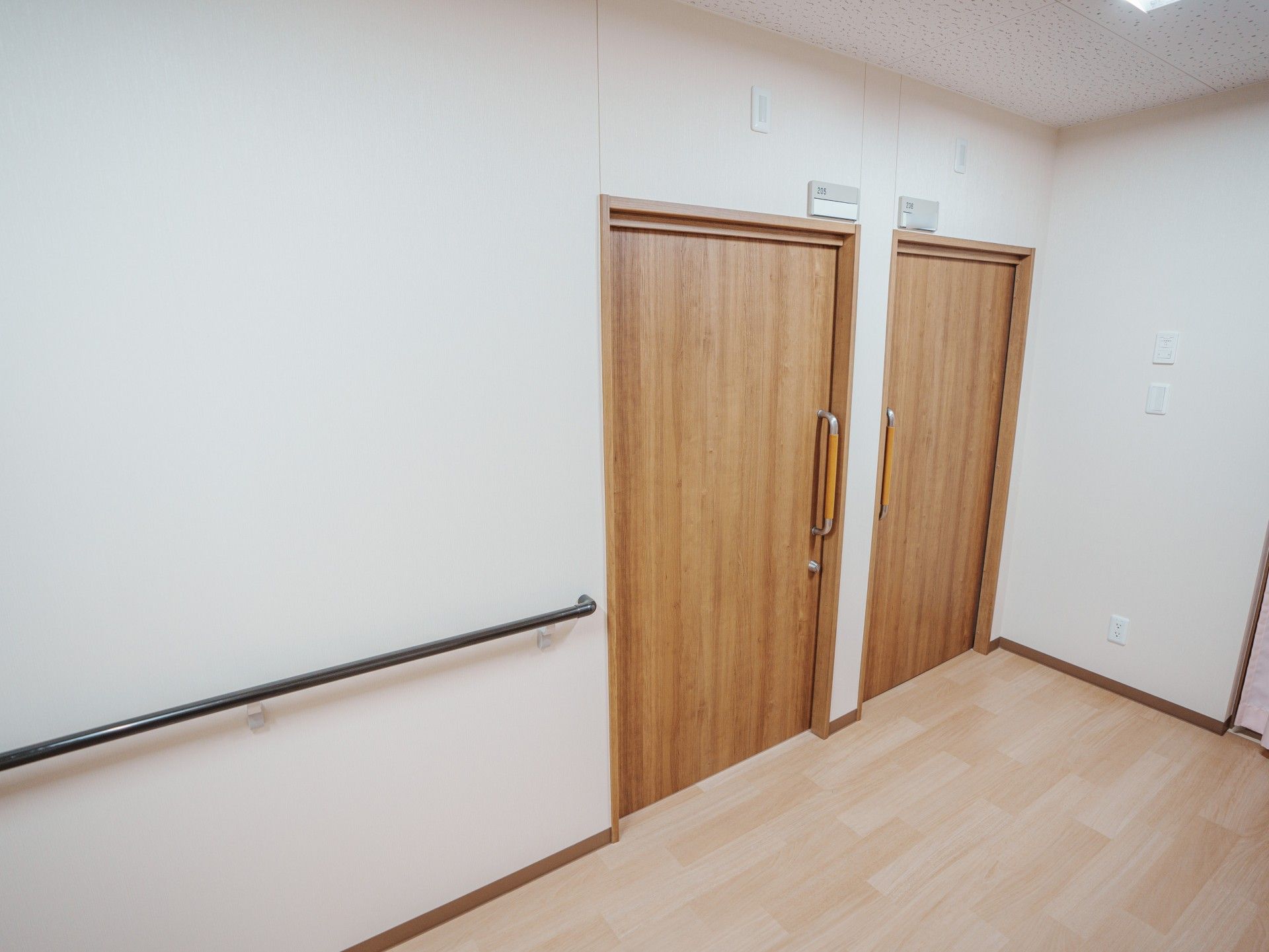 安全な手すり付き廊下