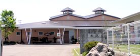 車いすに乗っている男性と寄り添う介護スタッフ