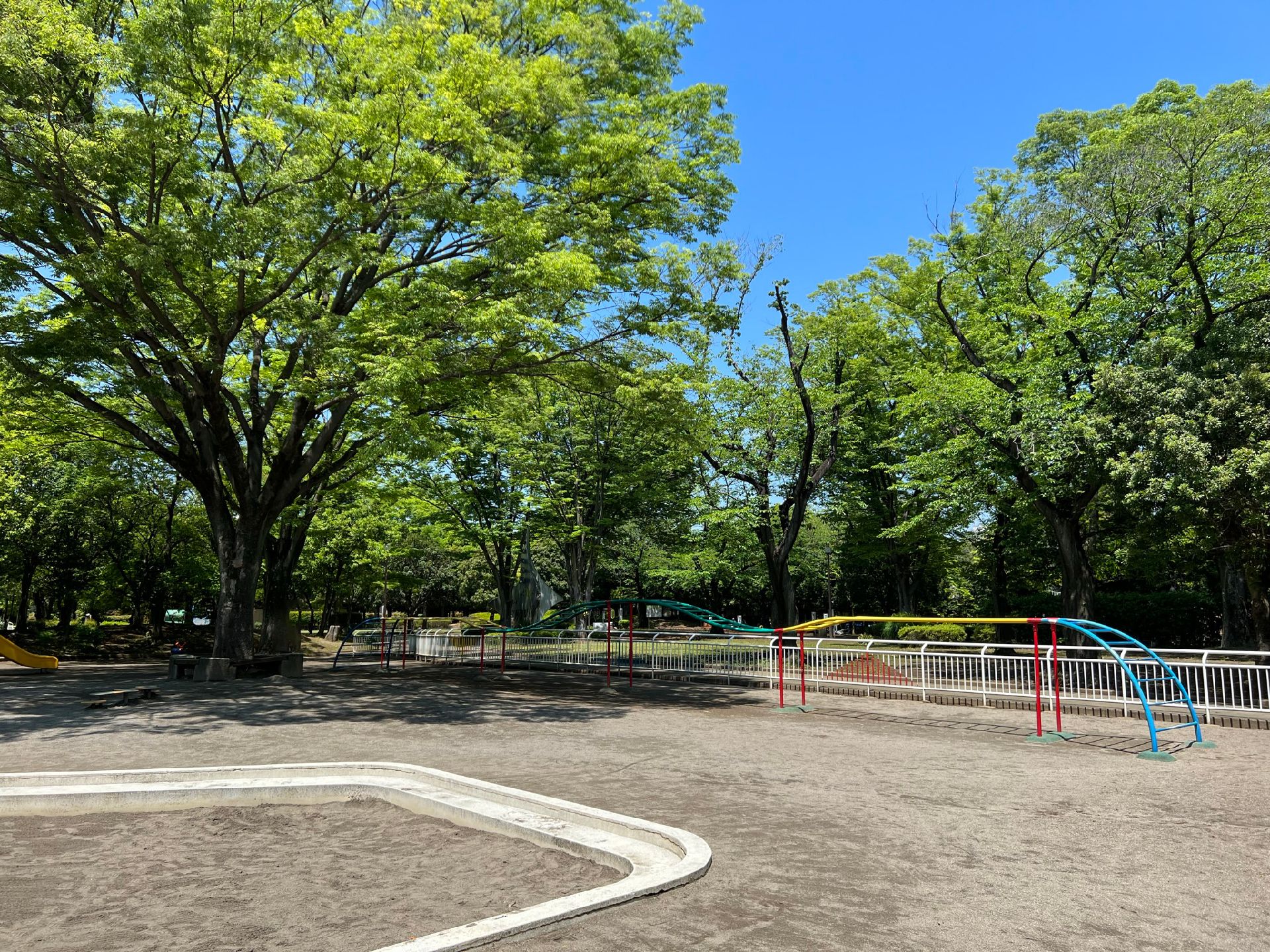 駅西口公園の遊具や樹木