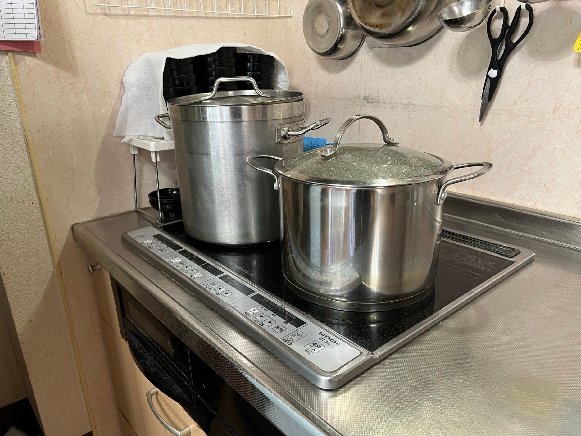 鍋が置かれたキッチン