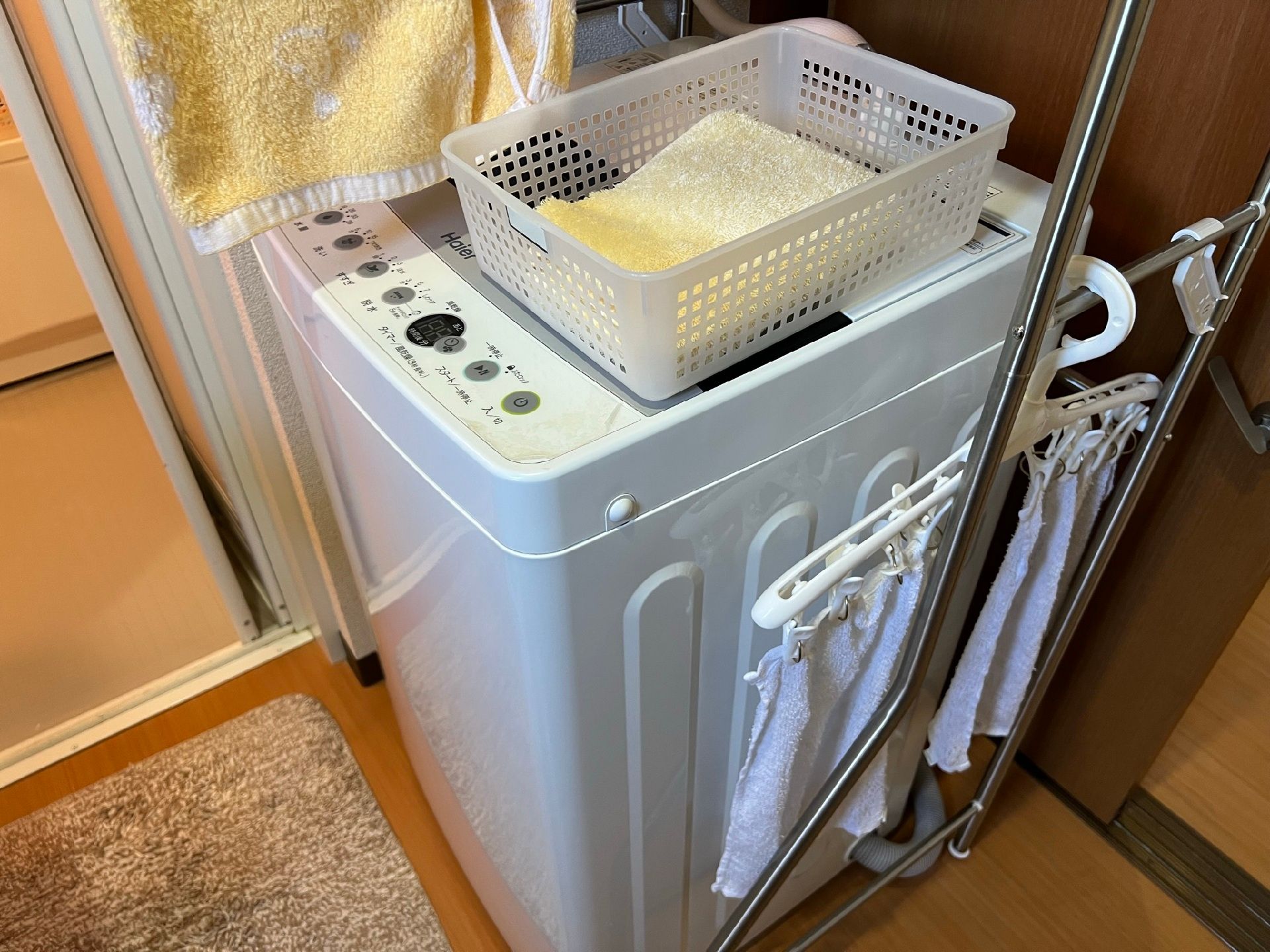 脱衣場に設置された洗濯機