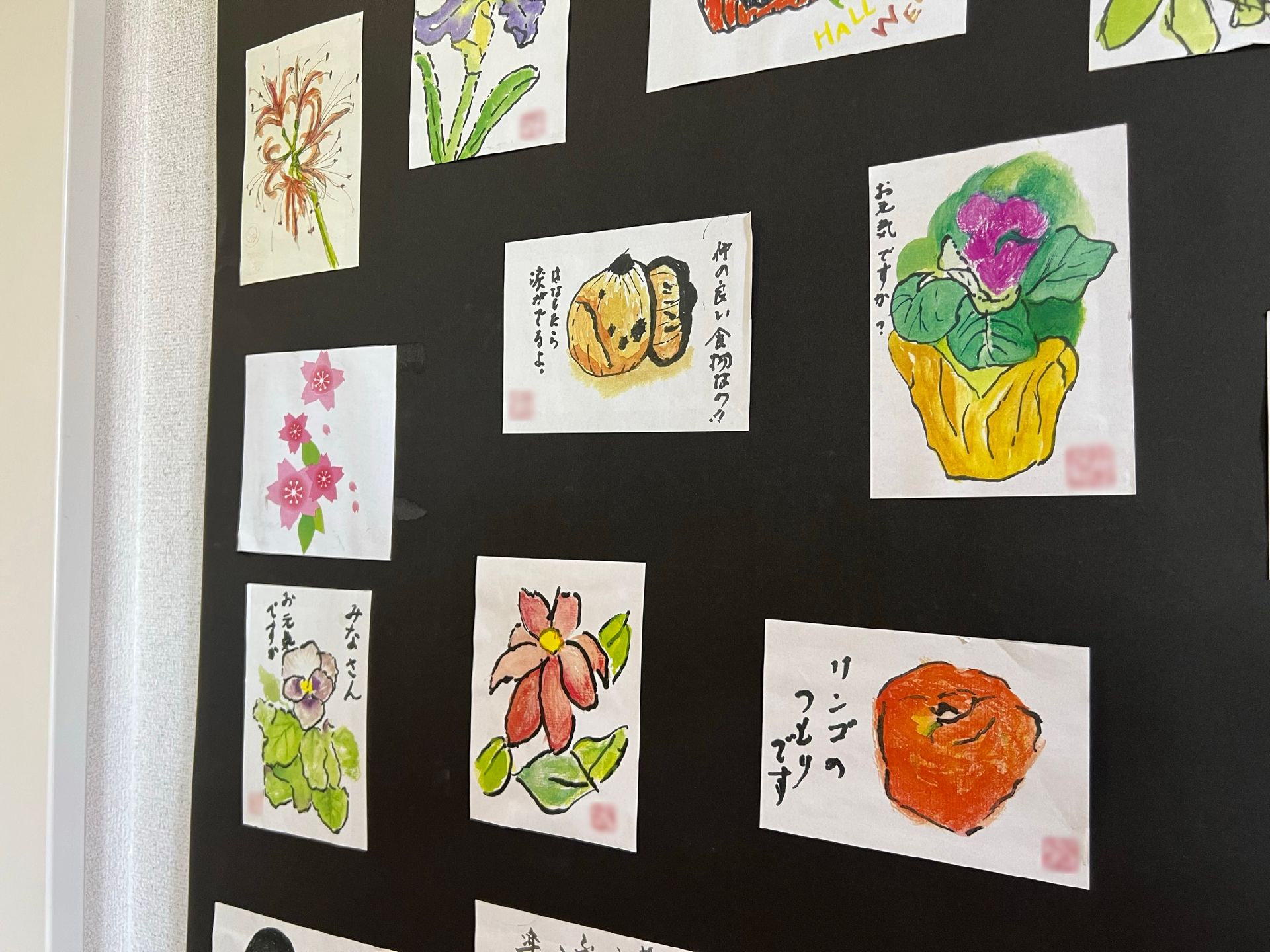 壁に展示された絵画