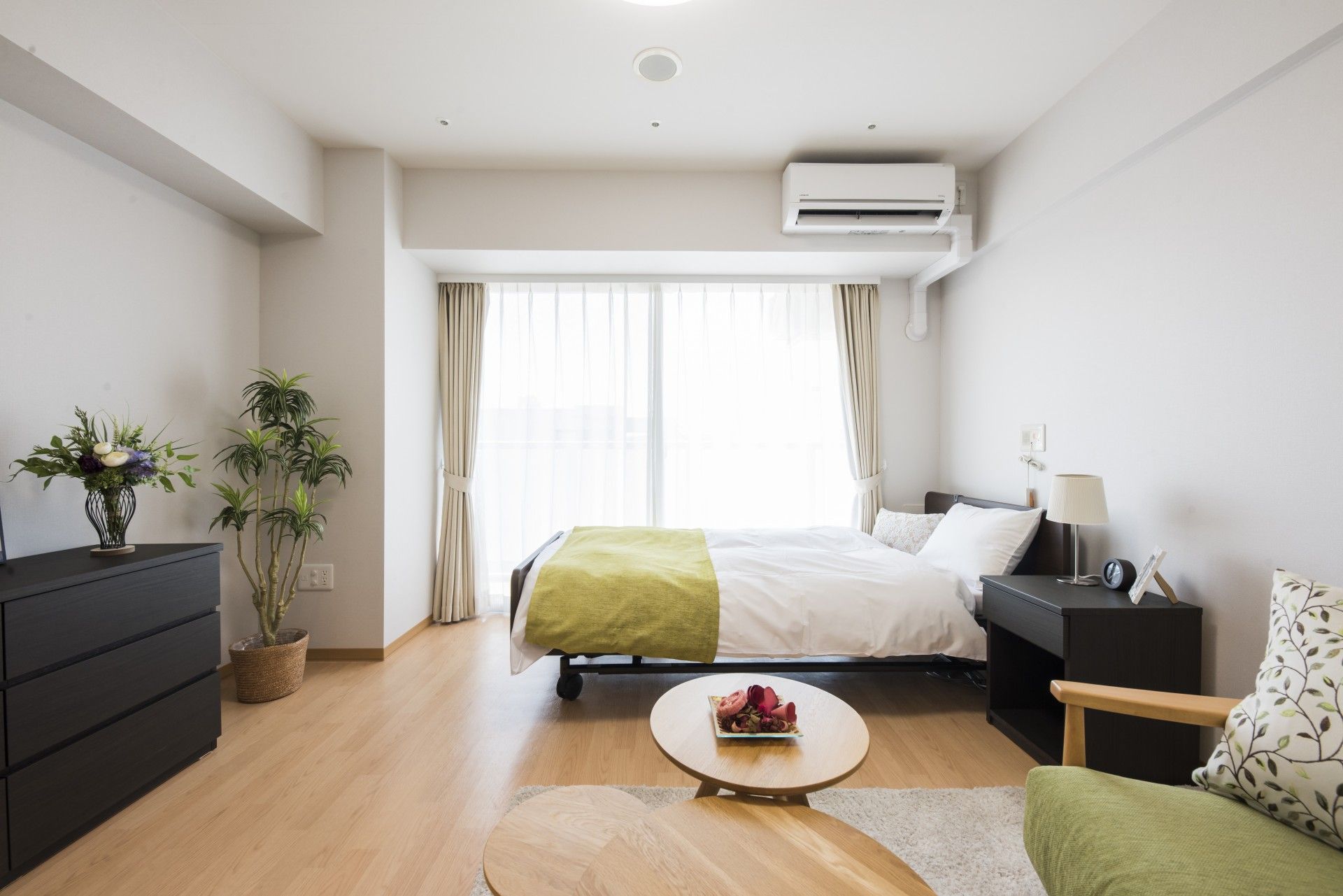 畳の部屋があり、自由に入居者様同士の交流の場に利用することができる。焦げ茶色の箪笥とテーブルがある。