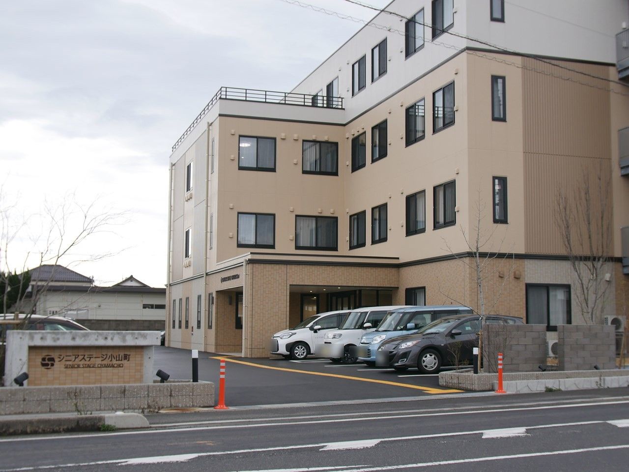モダンな外観の建物