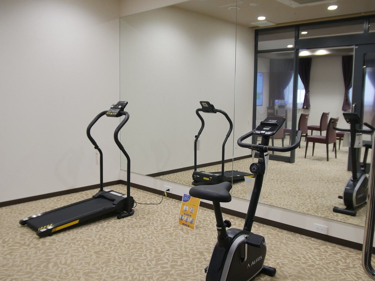 車いすに乗った男性と寄り添う介護スタッフ