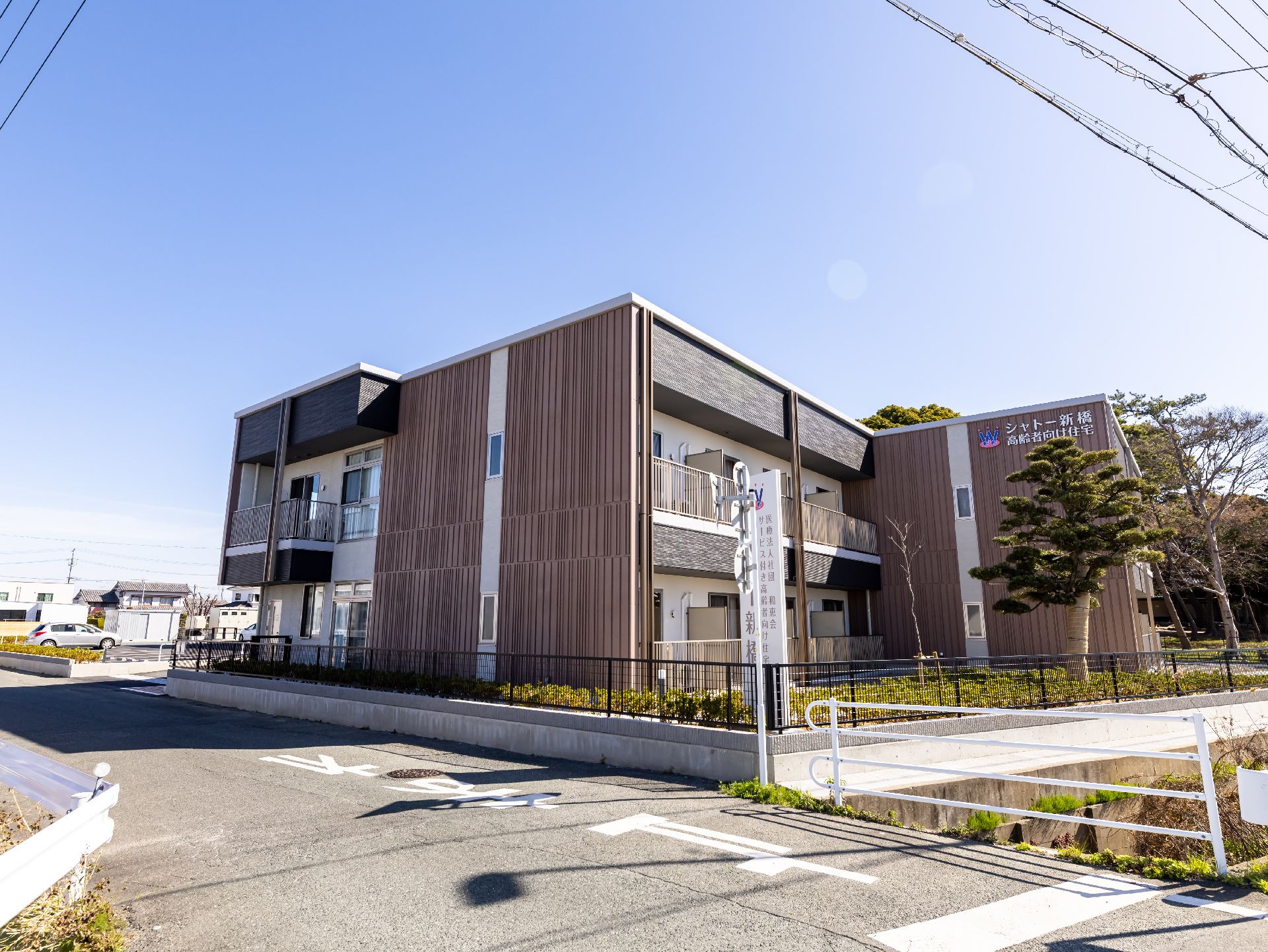 ブラウン系の外観の２階建ての建物