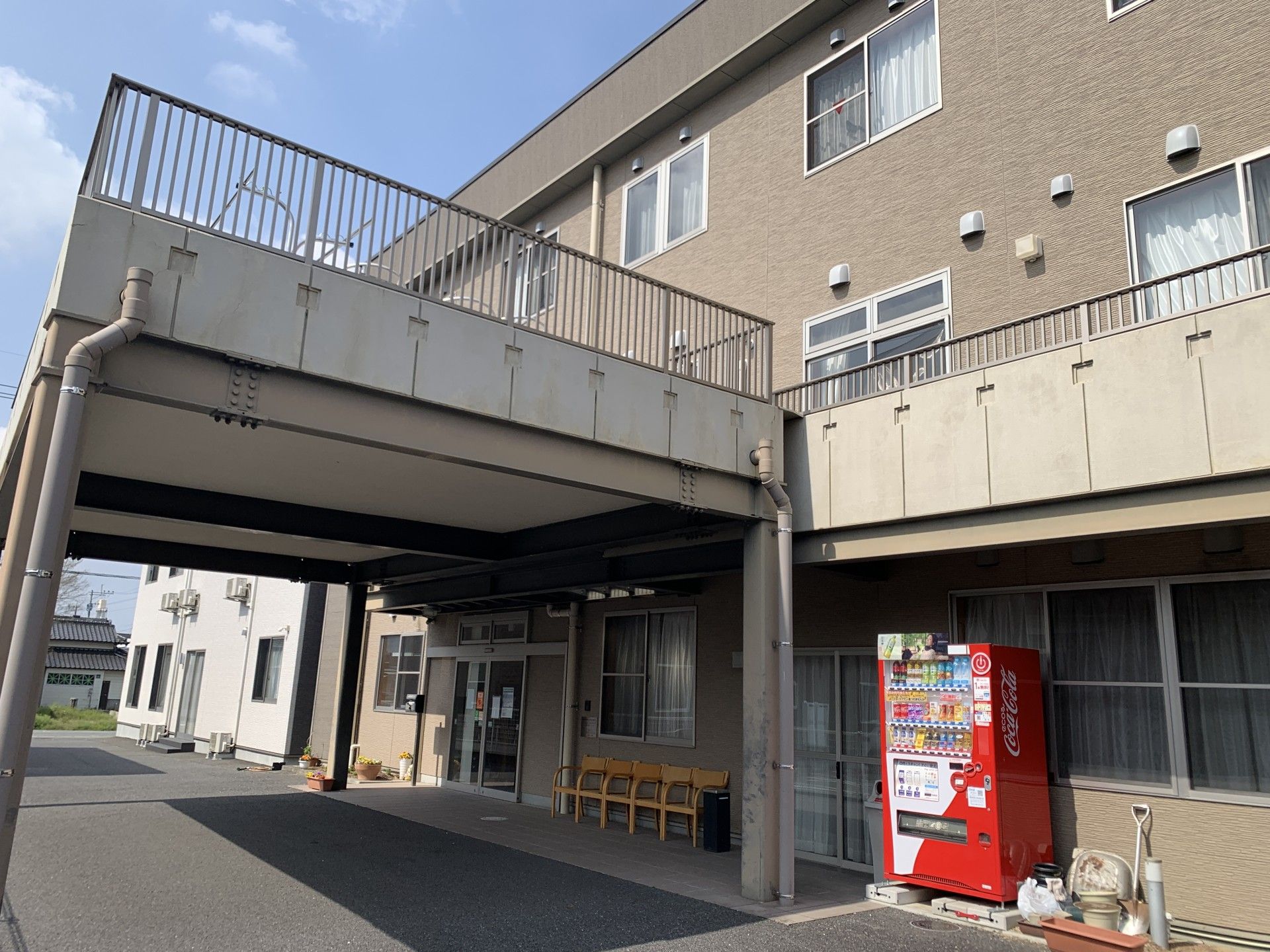 自動販売機のある玄関