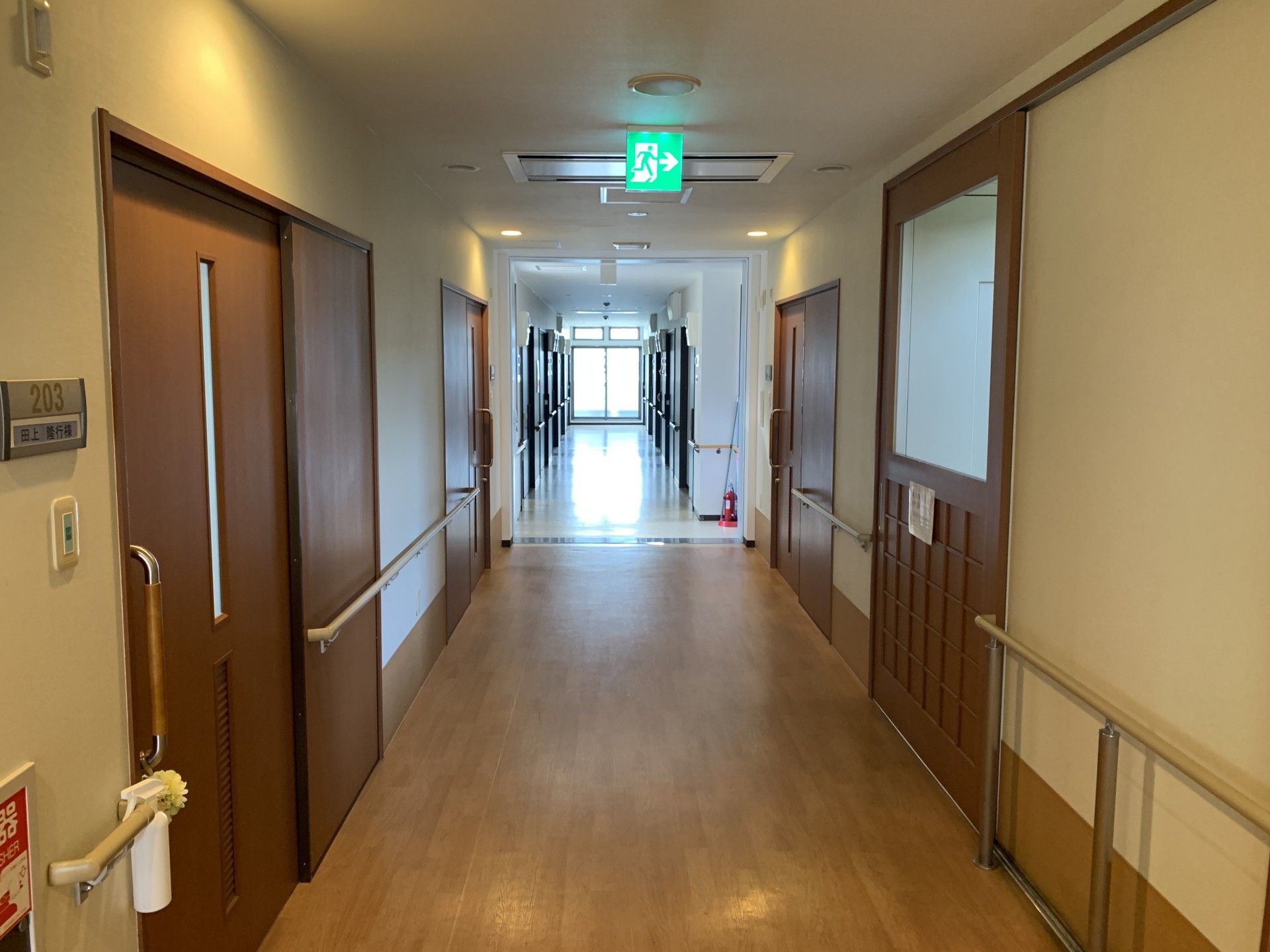 安全な手すり付き廊下