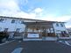 新しい白い建物の入口