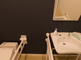 介護施設内の明るいトイレ空間