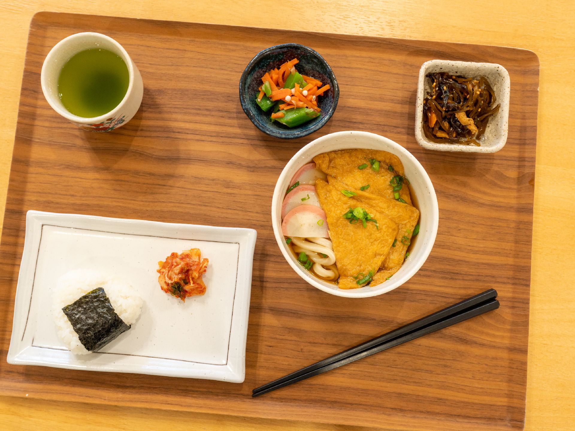 和風の食事セット提供