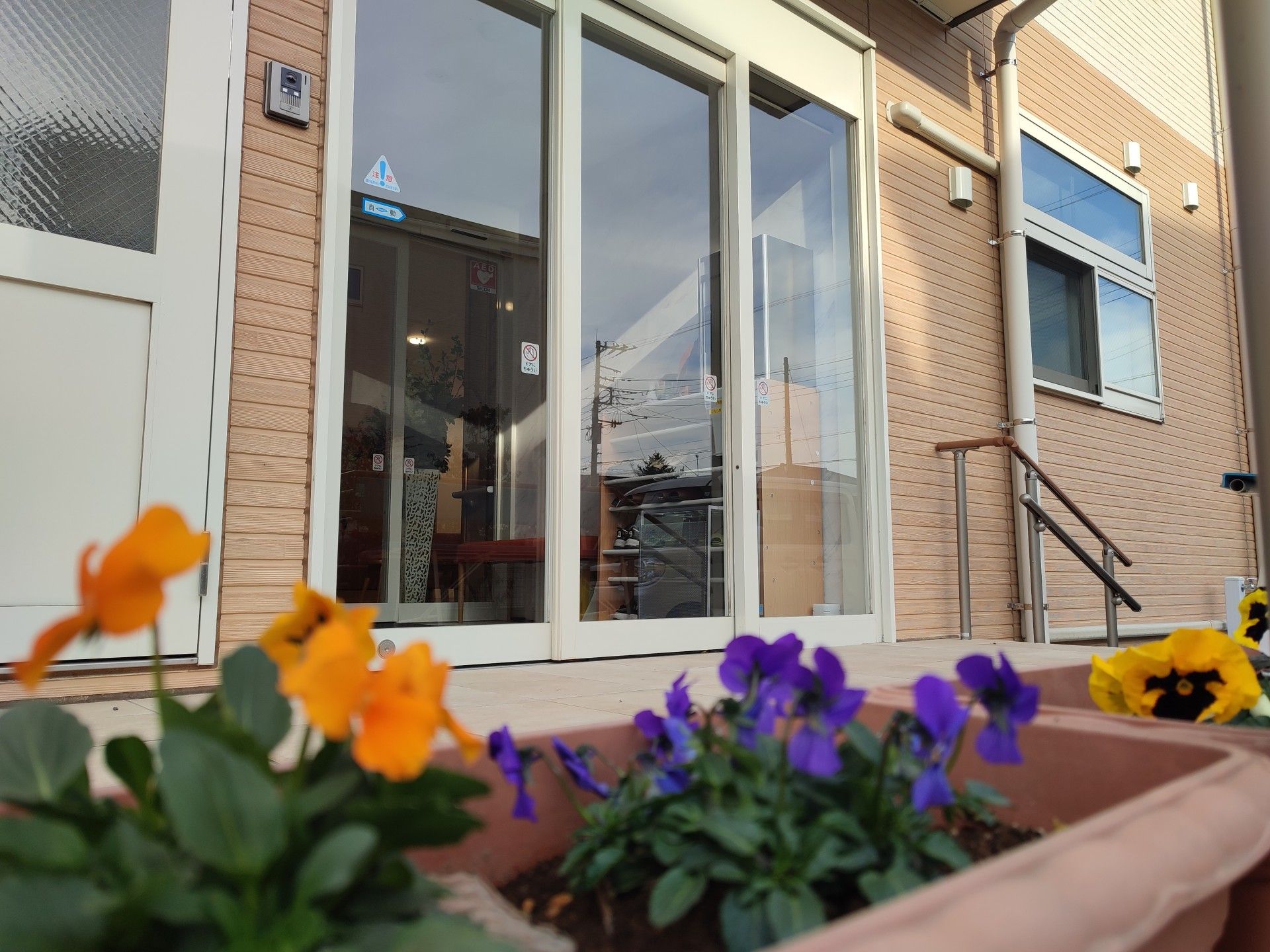 花壇のある玄関