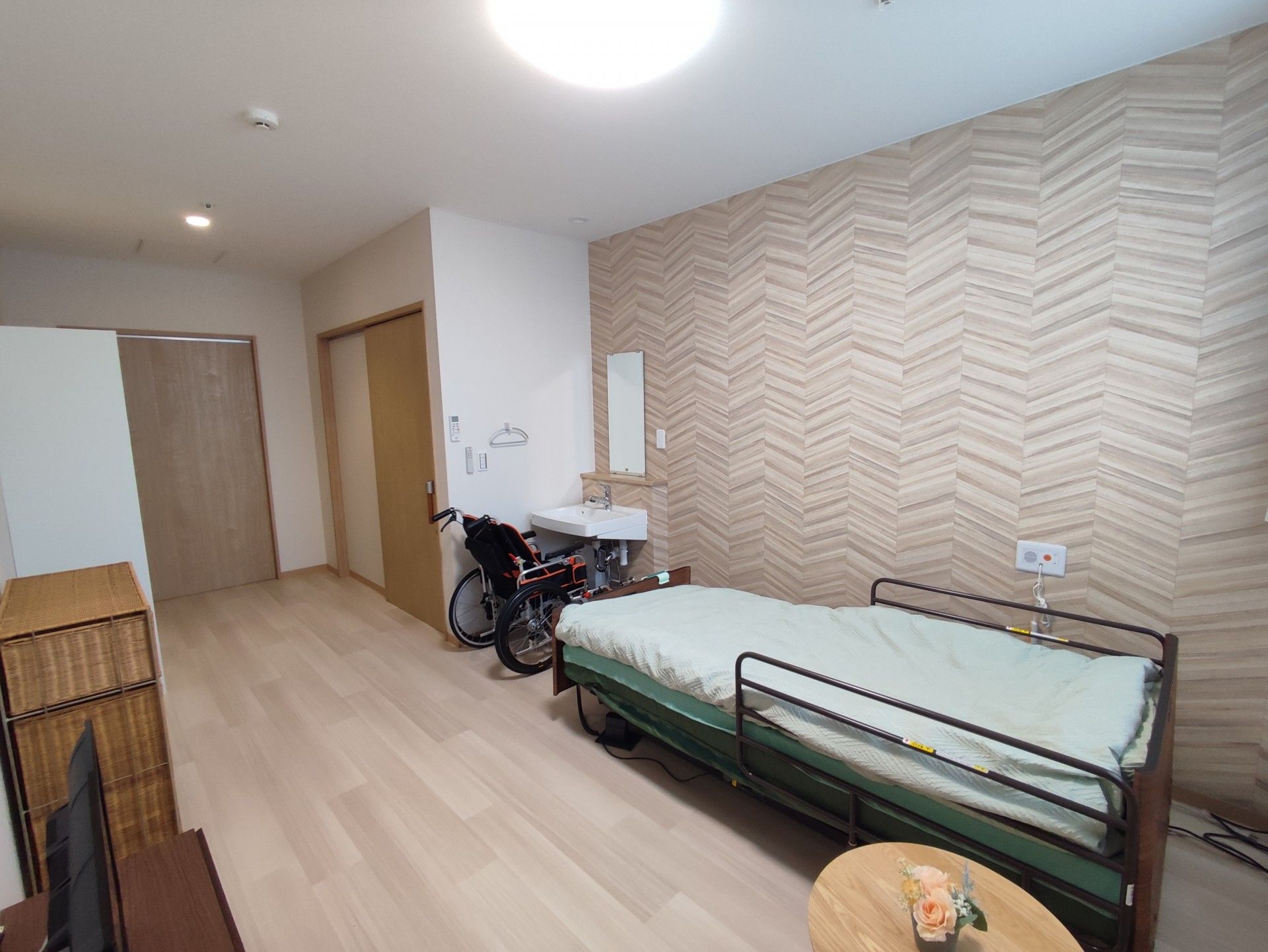 鏡付きの洗面台がある居室