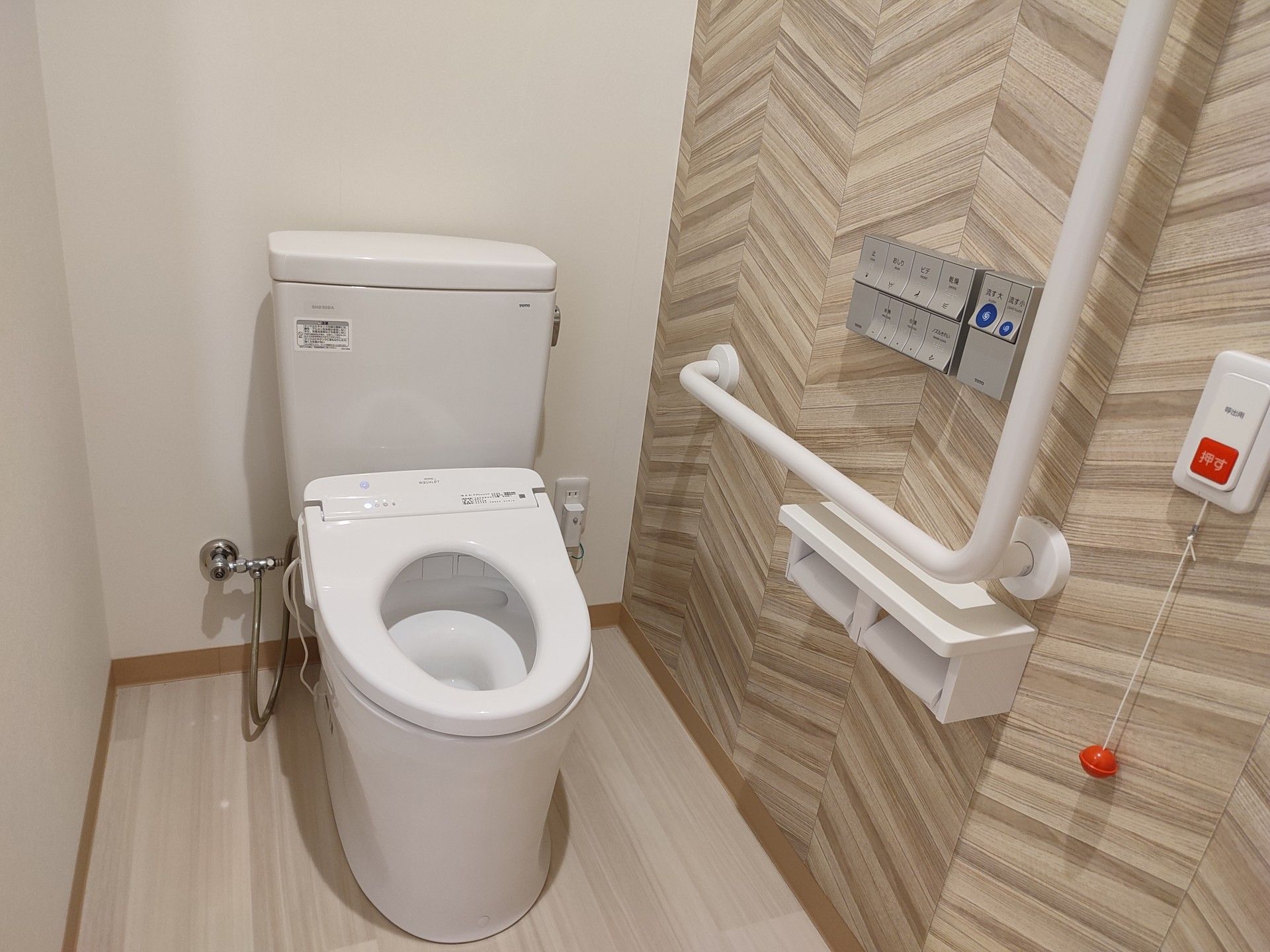 備え付けの手すりがあるトイレ