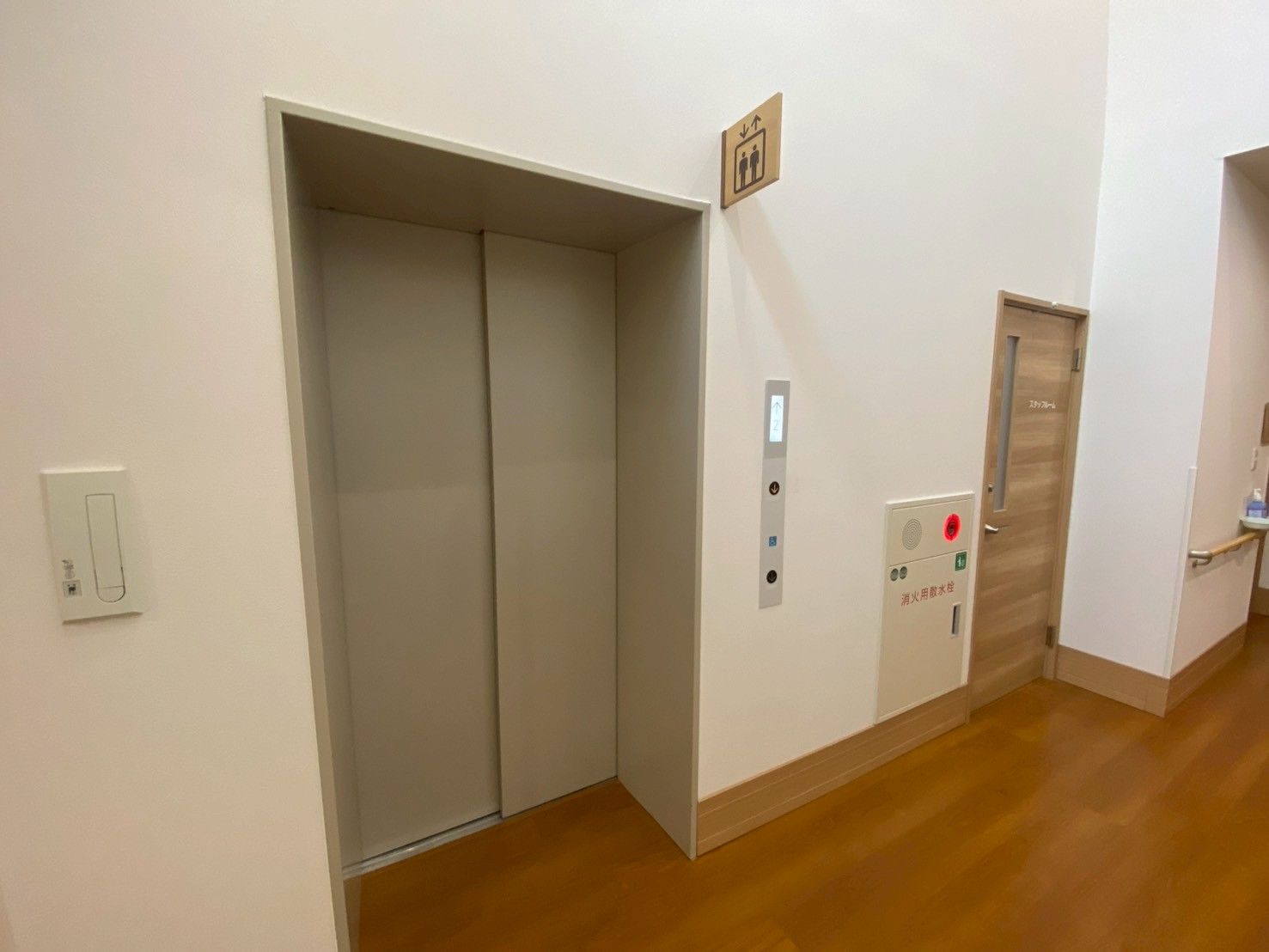 エレベーター前の廊下