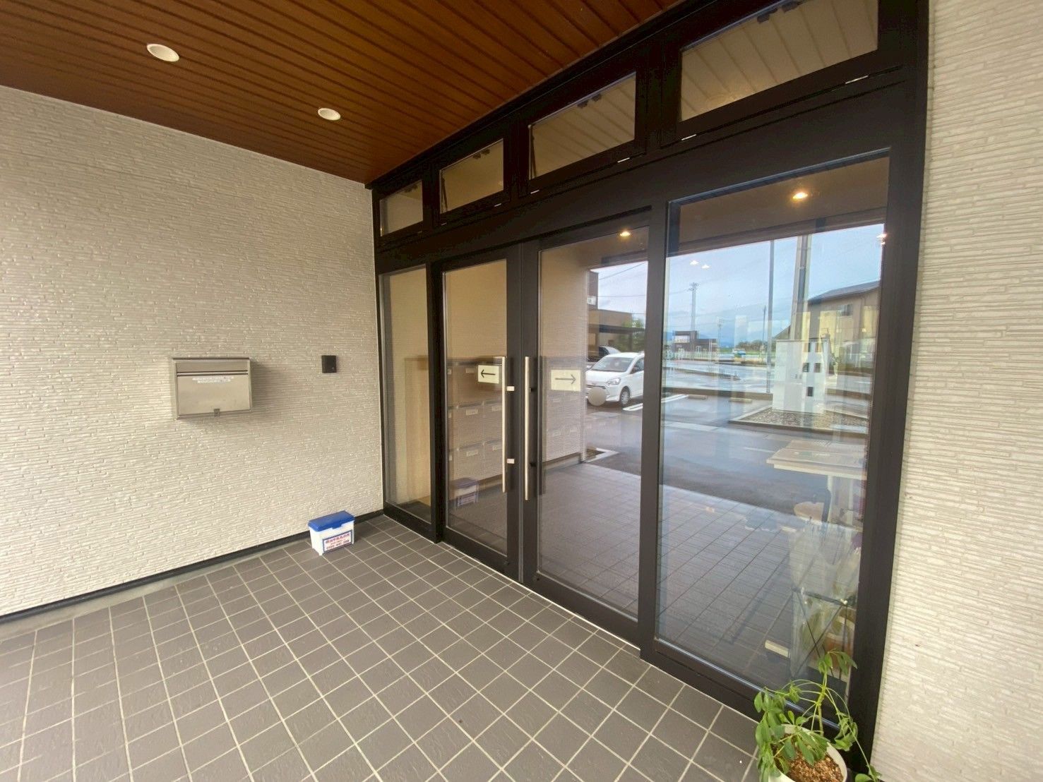 ガラス扉のエントランス