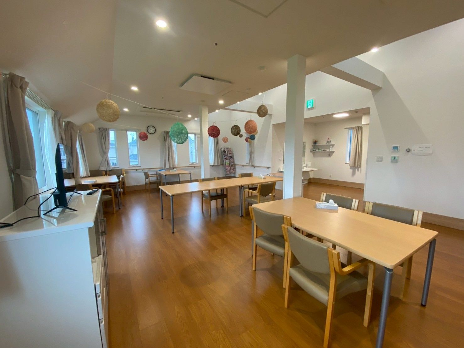 広々とした明るい部屋