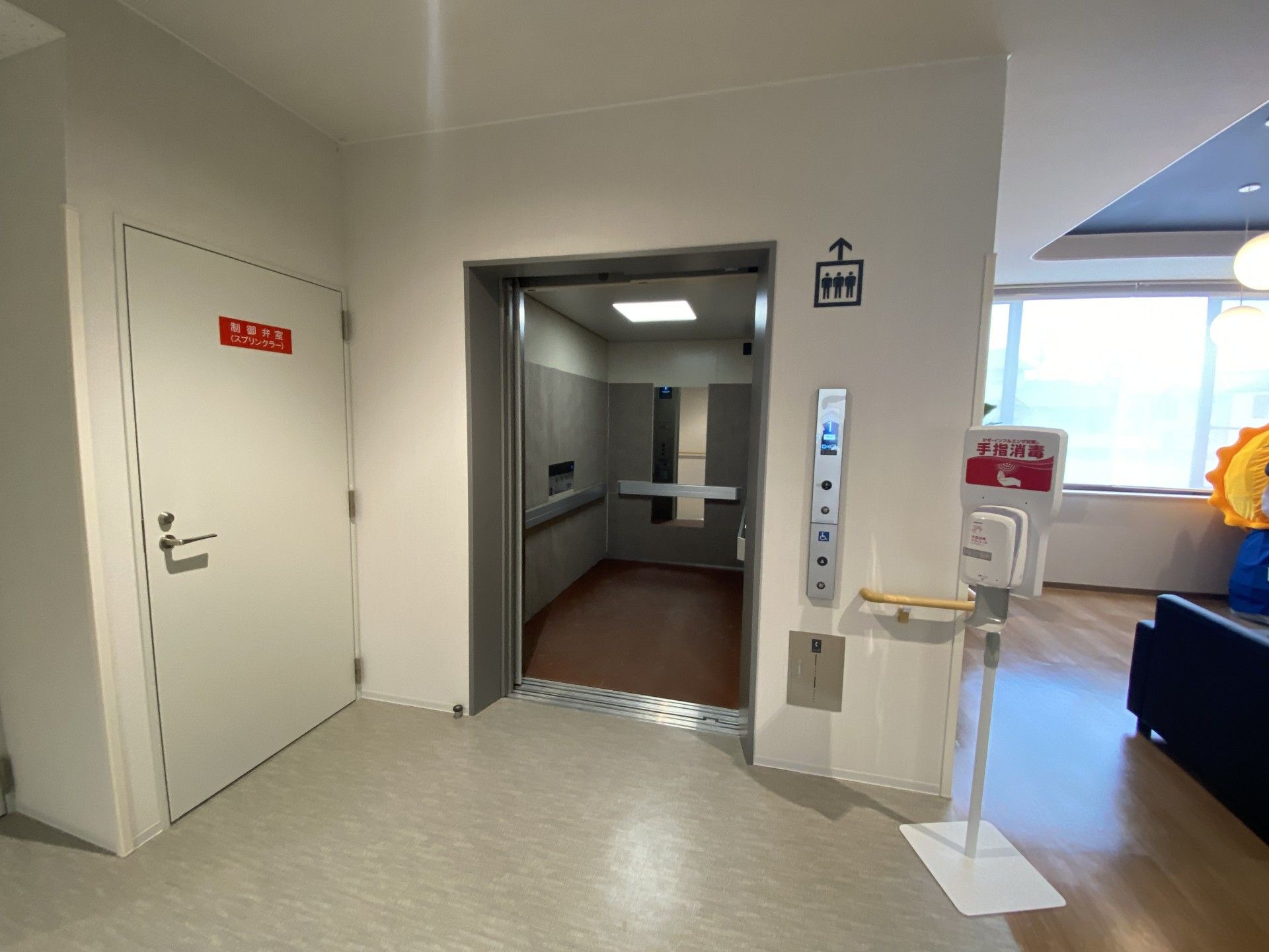 施設内のエレベーター