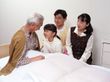 ベッドから体を起こしているご入居者様とご家族様