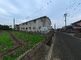 広々とした田園風景の施設外観