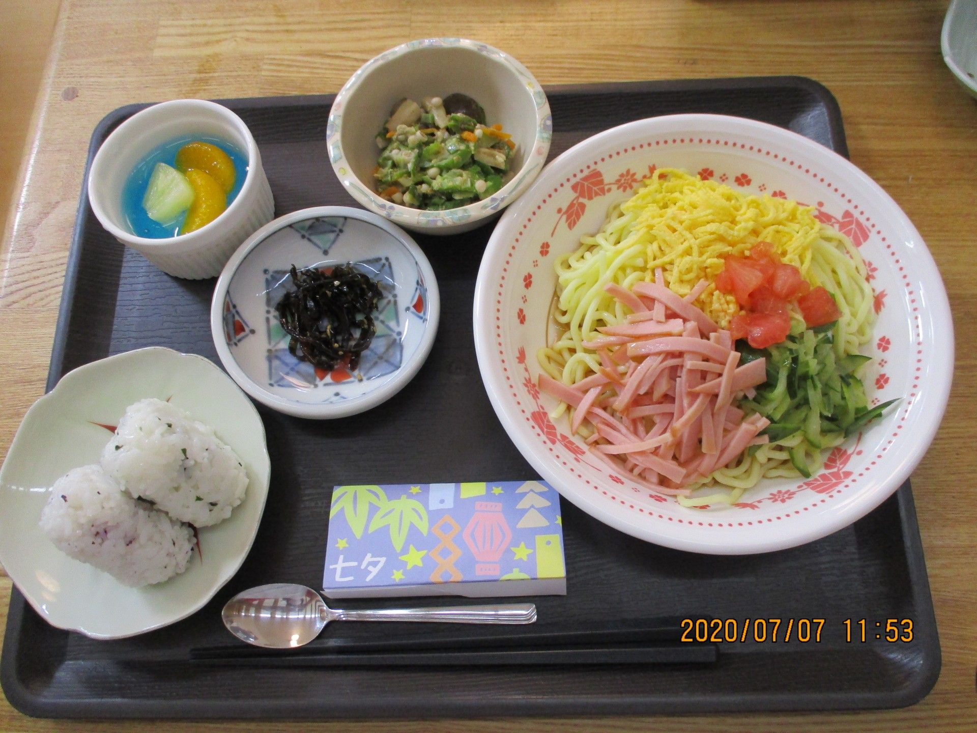 彩り豊かな食事の一例