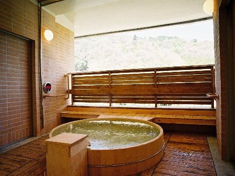 施設にある檜の桶風呂は掛け流しの天然温泉になっており、入居者様はゆったりとバスタイムを楽しむことができる。