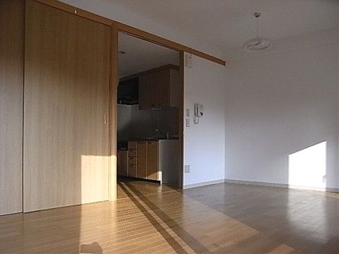 明るい居室には内線の子機が設置されている。介護スタッフが常駐する受付と繋がっており、呼出すことも可能である。