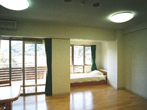 居室の右奥には腰窓が設置されたベッドスペースになっており、入居者様は朝日を見ながらゆっくりと起床することができる。