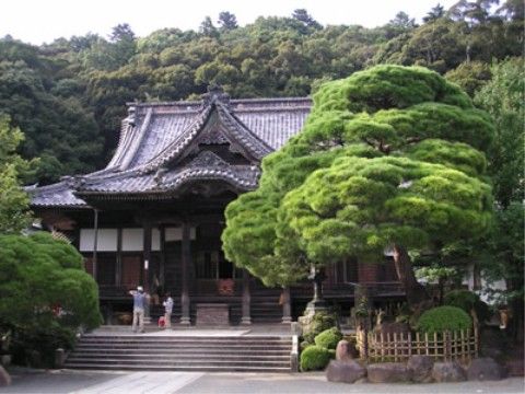 入居者様と介護スタッフの散歩コースには寺院がある。立ち寄ることができ、厳かな雰囲気の中で参拝することができる。