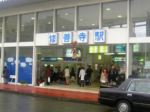 駅の出入口は大きく確保され難なく通過することができる。青色で大きな文字の表示板は遠方からでも確認できる。