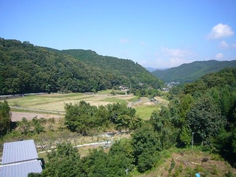 緑豊かな山間に畑があるのどかな風景である。入居者様は見晴らしの良い景色を眺めながら休憩をすることができる。