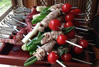 ネギ、ピーマン、肉、ミニトマトを串に刺したバーベキュー