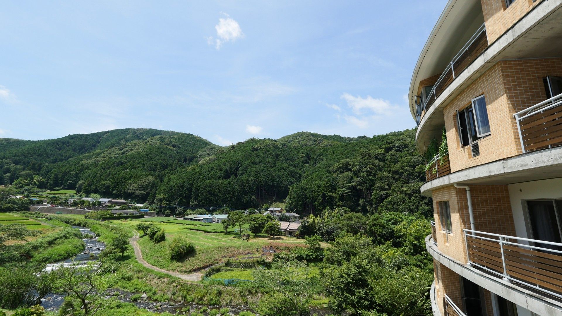 緑豊かな場所に建っている白い大きな建物