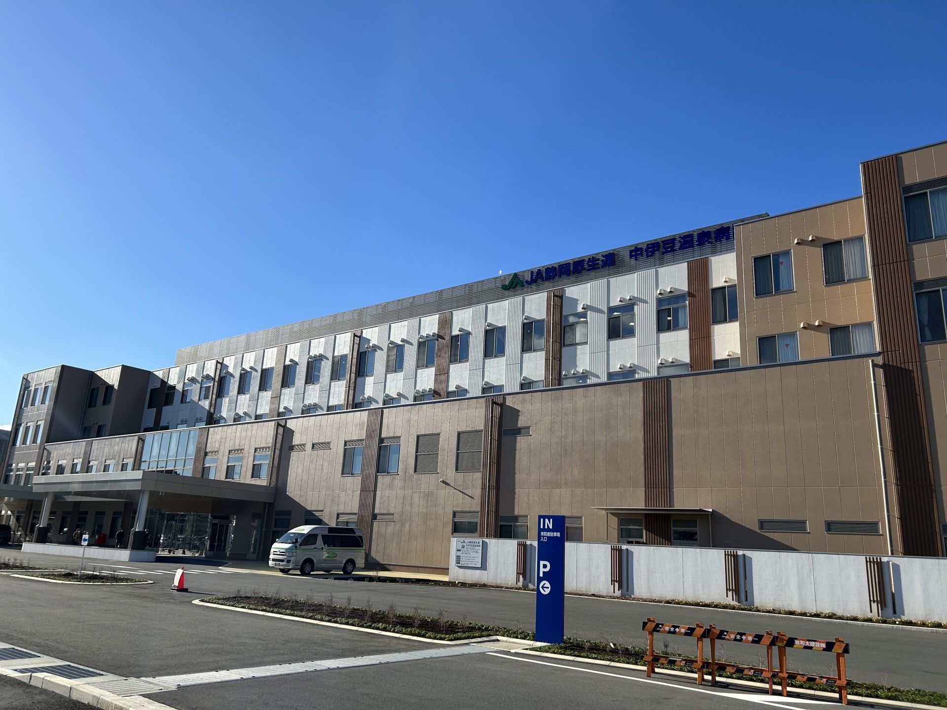 駅の出入口は大きく確保され難なく通過することができる。青色で大きな文字の表示板は遠方からでも確認できる。