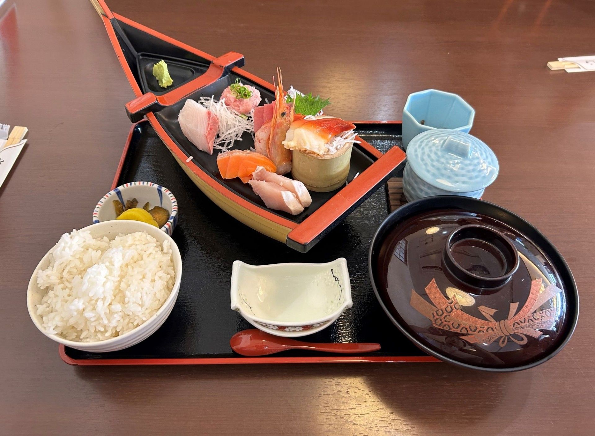 ネギ、ピーマン、肉、ミニトマトを串に刺したバーベキュー