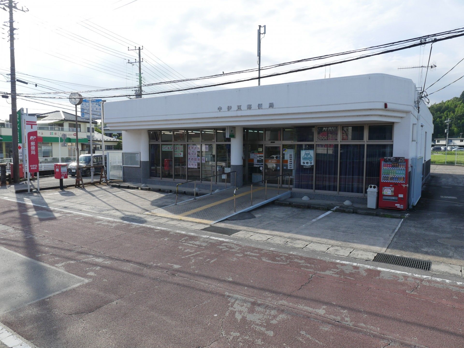 施設の近くには有名な滝がある。入居者様はマイナスイオンを体に受け、心身ともにリラックスすることができる。