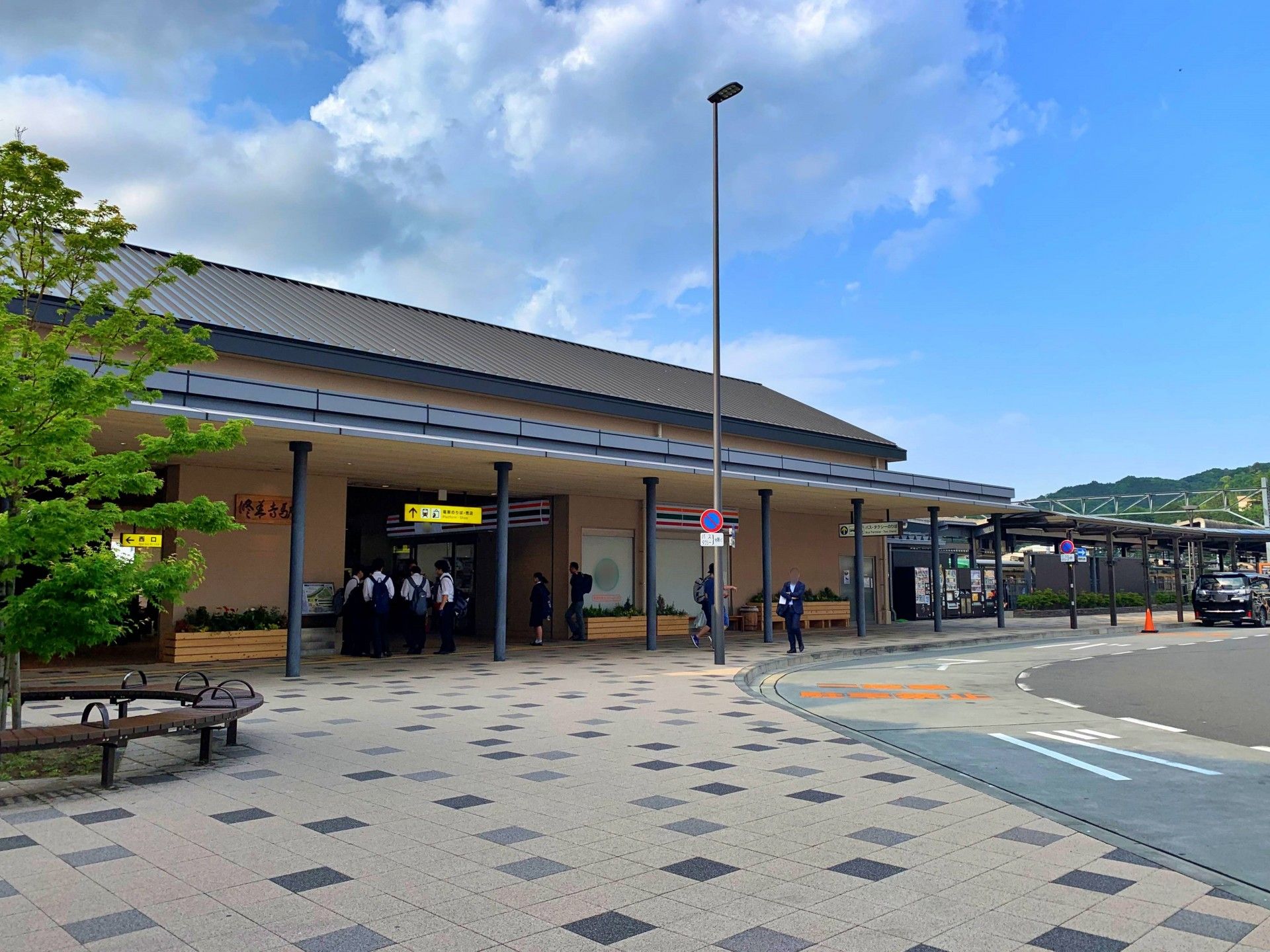 入居者様と介護スタッフの散歩コースには寺院がある。立ち寄ることができ、厳かな雰囲気の中で参拝することができる。