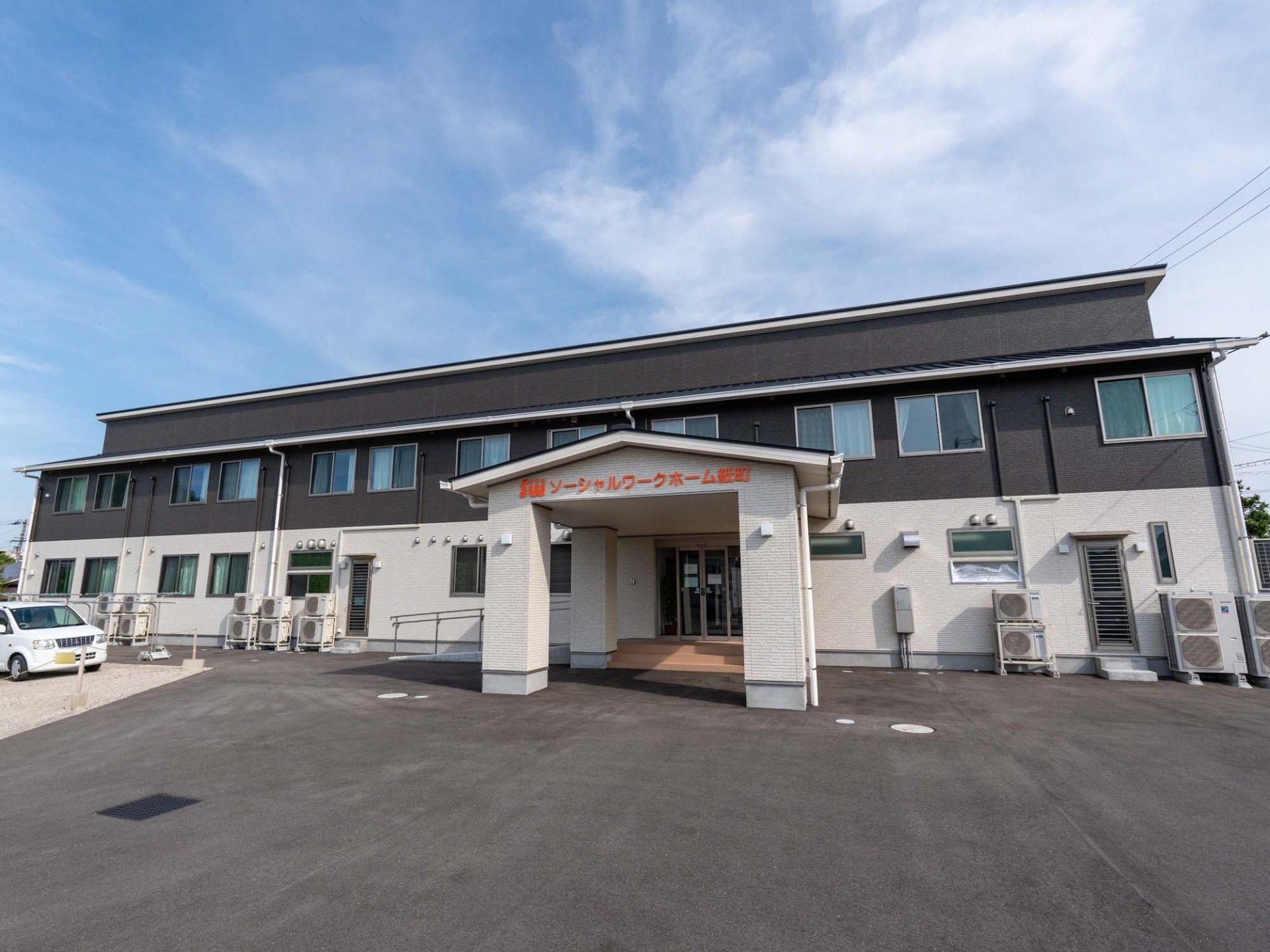 清潔感のある施設正面