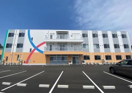 明るい外観の建物