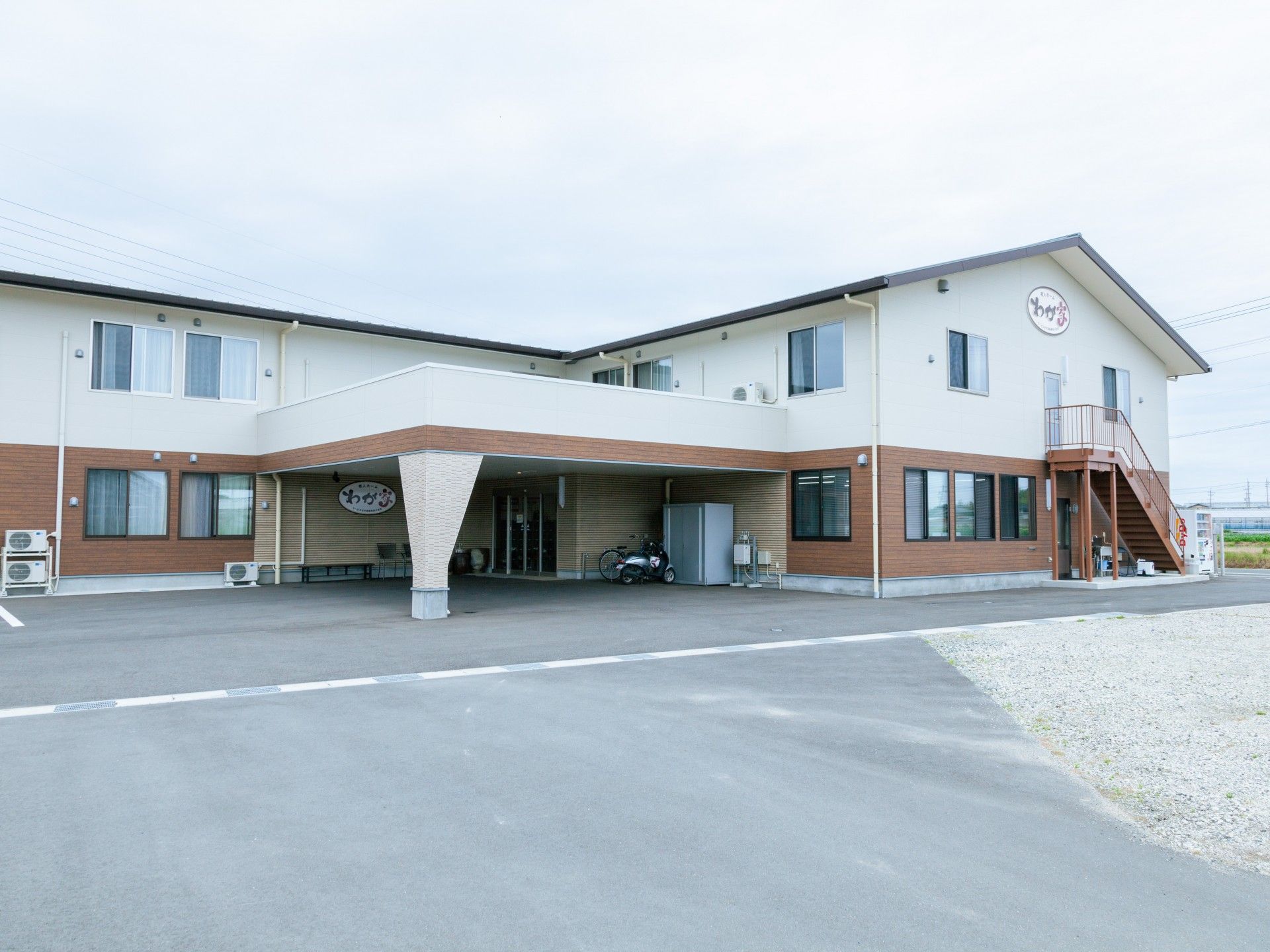 広々とした施設の外観