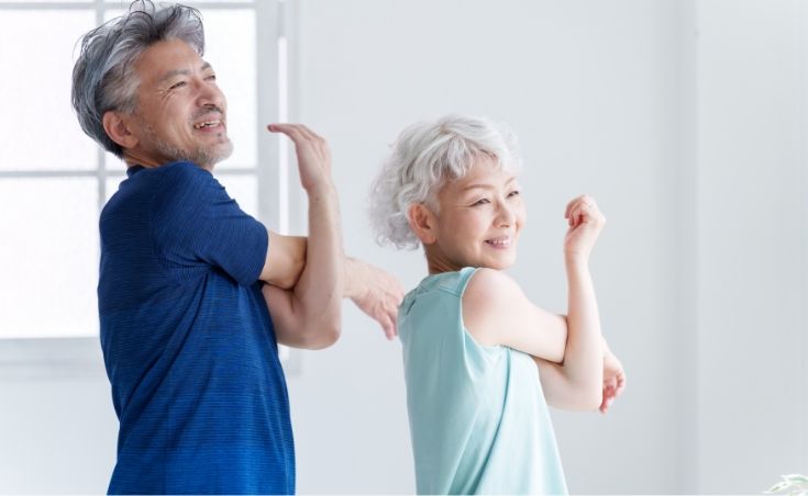 男女２名がフィットネスサロンで運動している様子