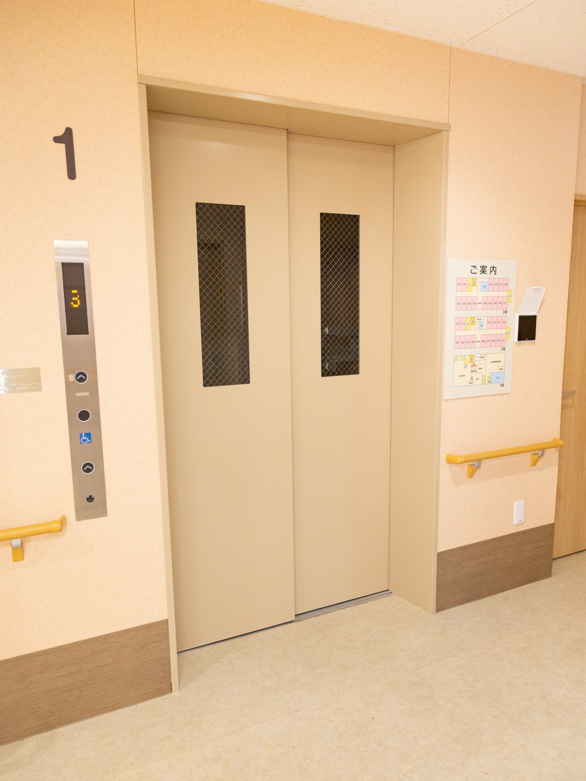 バリアフリー設計のエレベーター
