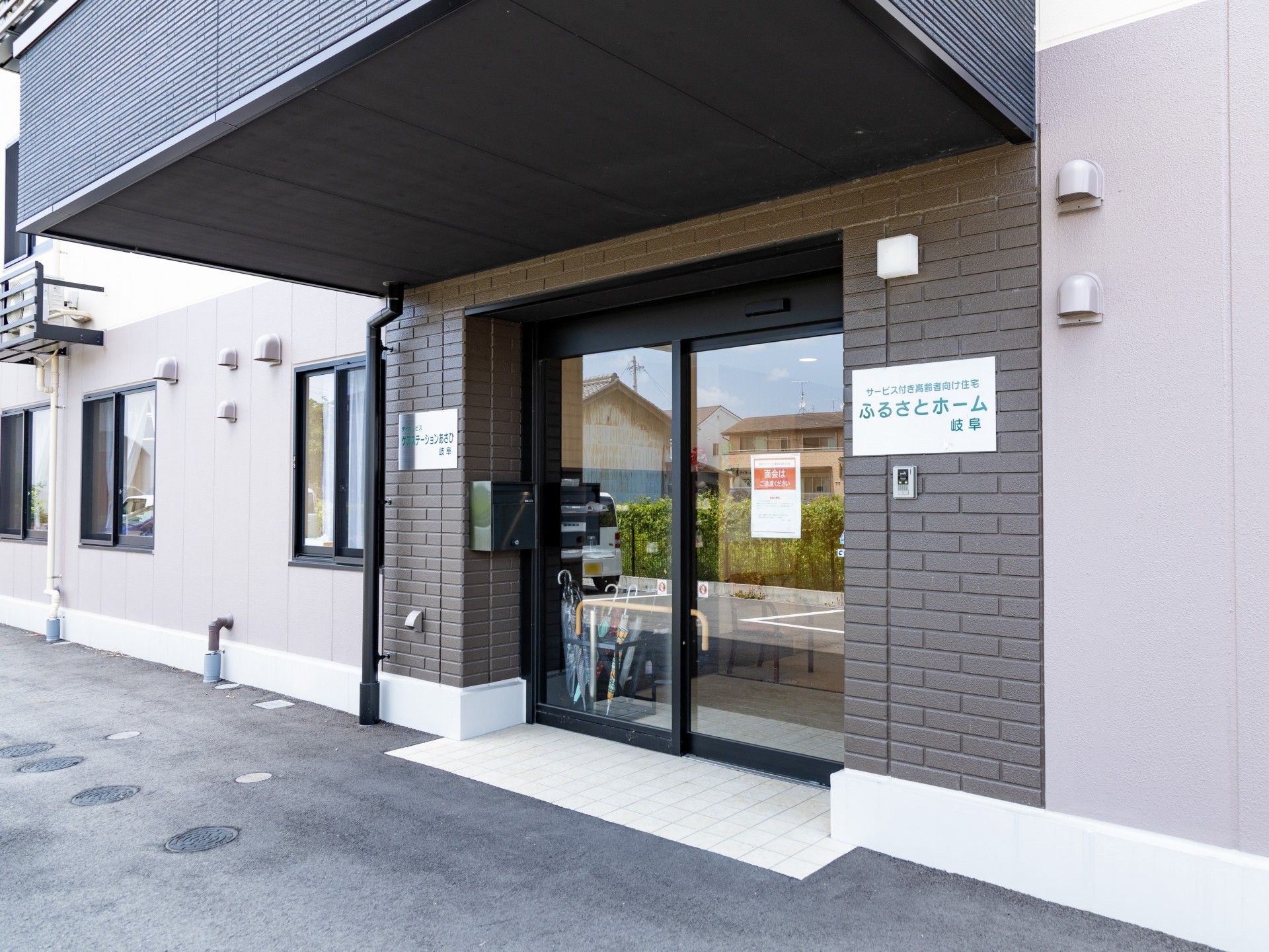 入口が広い施設の玄関
