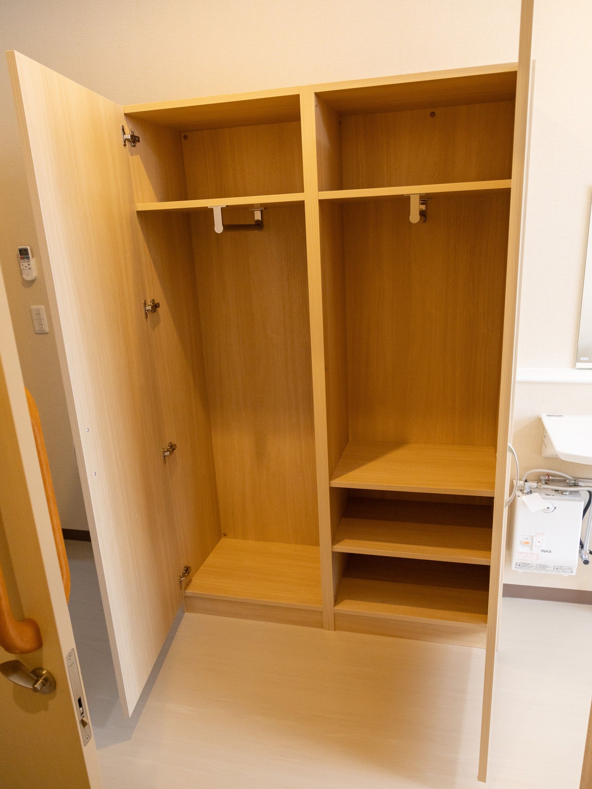 木製の明るい収納家具