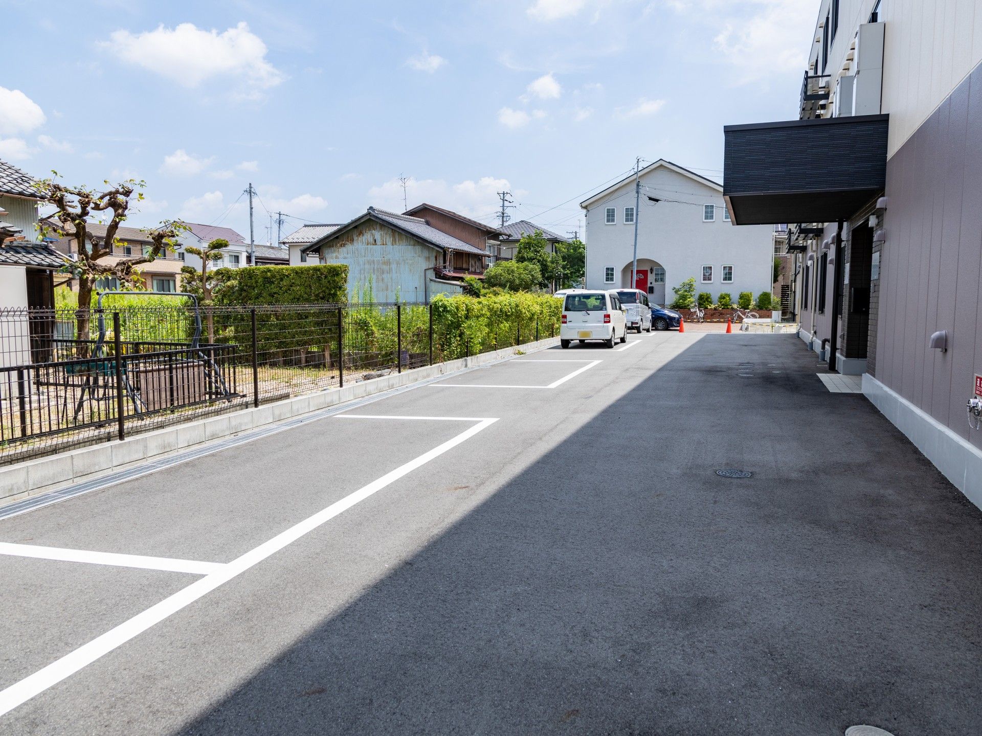 明るく広々としたアプローチ