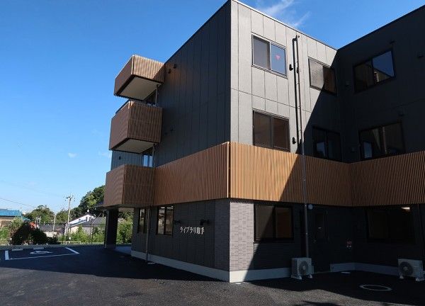 落ち知多色合いの建物。敷地内に駐車場完備。